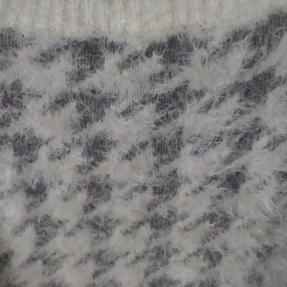 Mudd Fuzzy Women Eyelash Sweater Gray&White Houndstooth Check Crew Neck Size M - Picture 6 of 9